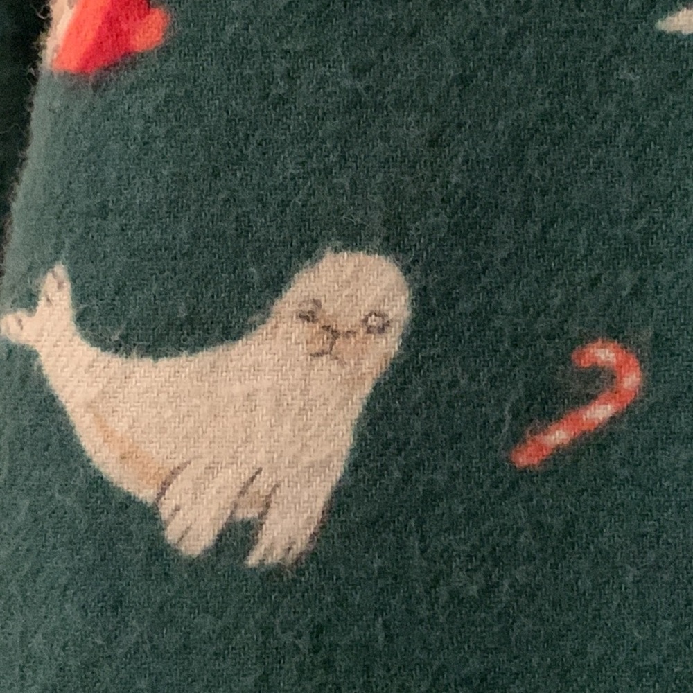 Christmas seal 🦭 pajama top long sleeved seals w hats candy canes used & cute - Picture 11 of 17